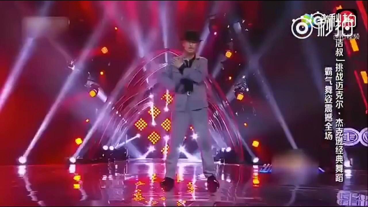 Vội xem thường người khác, chú lao công khiến hàng triệu người đứng hình khi nhảy Michael Jackson