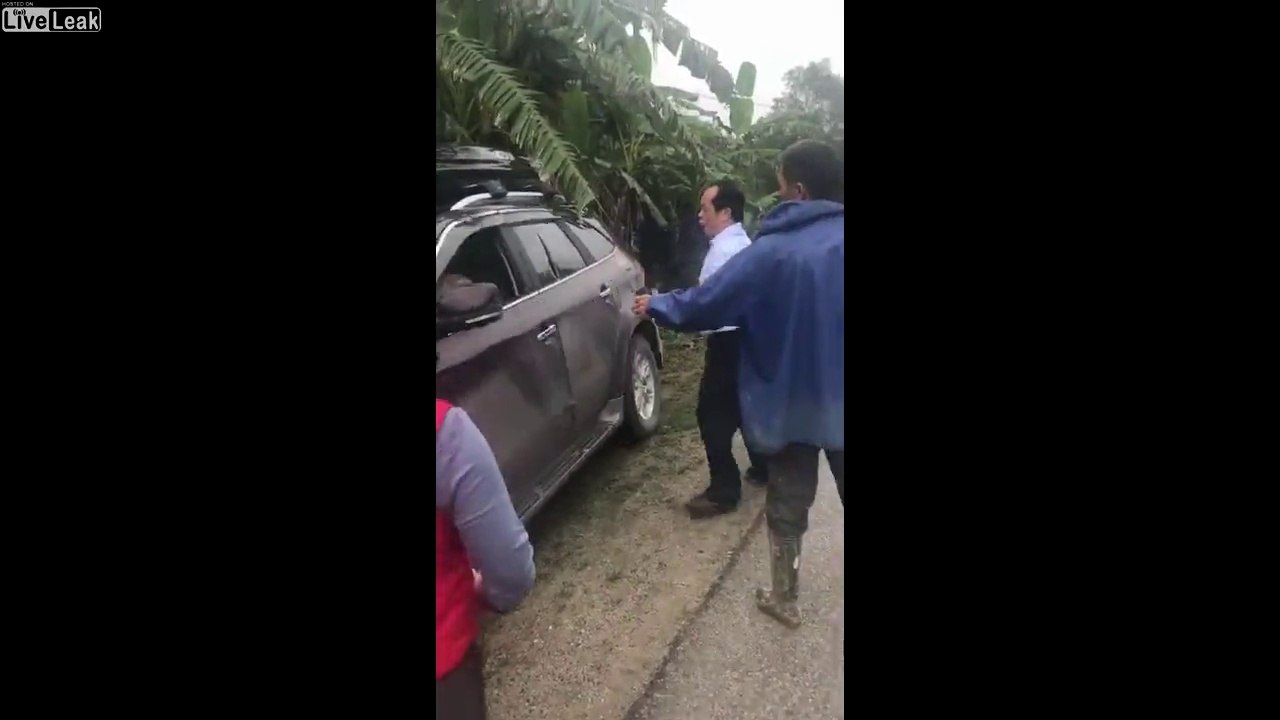 Embrouille à coups de haches sur la route en Chine !