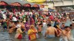 Buddha Purnima पर श्रद्धालुओं ने लगाई Ganga में आस्था की डुबकी । वनइंडिया हिंदी