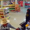 د مکسیکو په شمال مونتیري کې په یوه مغازه کې د وسله والې غلا دغه ویدیو CCTV د اپریل په ٢٣ خپره کړې. دا ویدیو ددې مغازې امنیتي کمرې ثبت کړې ده.  #voasocial
