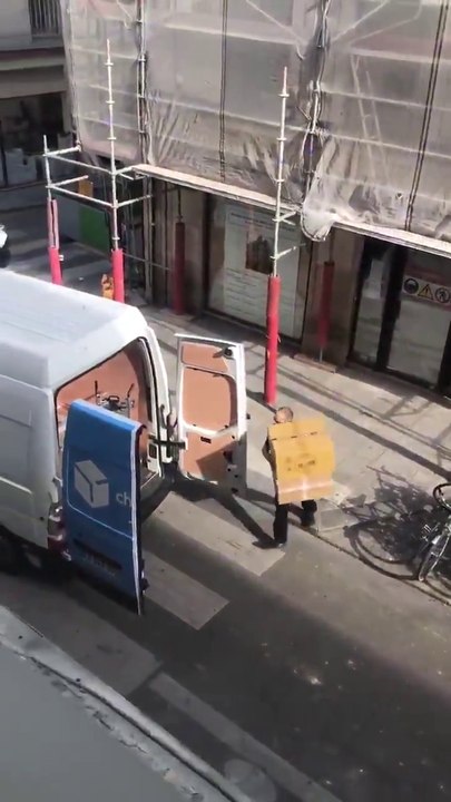 Deux livreurs de chez Chronopost filmé en train de jeter les colis dans le camion.