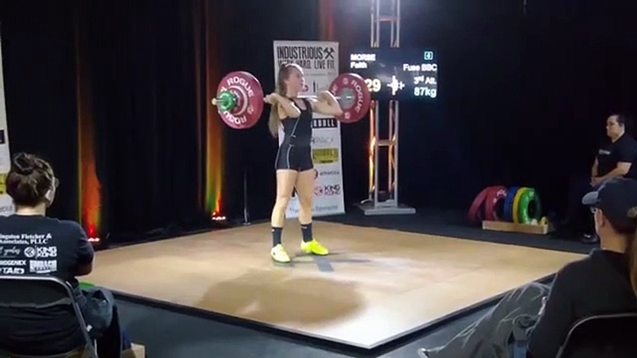 Une fille rate son soulevé de barre mais se rattrape en beauté