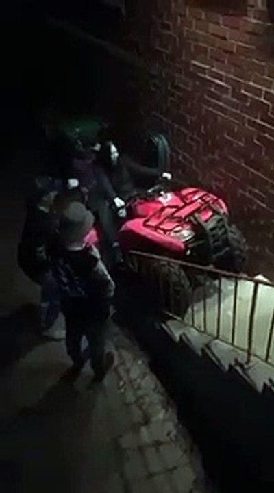 Ils essayent de monter des escaliers en quad dans l’arrière-cour d’un immeuble