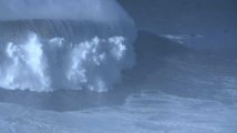 Les images impressionnantes de la plus grande vague jamais surfée