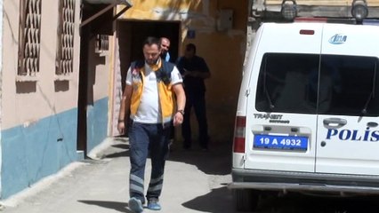 Cinnet getiren koca eşini çekiçle öldürdü