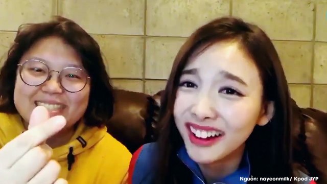 Quản lý của TWICE đẩy xe lăn giúp fan gặp thần tượng khiến fan Kpop xúc động khen ngợi không ngớt