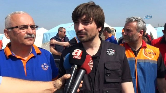 - Afrin'deki savaş mağdurlarına yardım, yetimlere oyuncak- AFAD, Afrin'de kurulan Mahmudiye Kampı ve Ömer El-Faruk Yetimhanesi'ne insani yardım götürdü, yetimlere oyuncak dağıttı- AFAD Başkanı Dr. Mehmet Güllüoğlu:- 'Yaklaşık 3 mil...