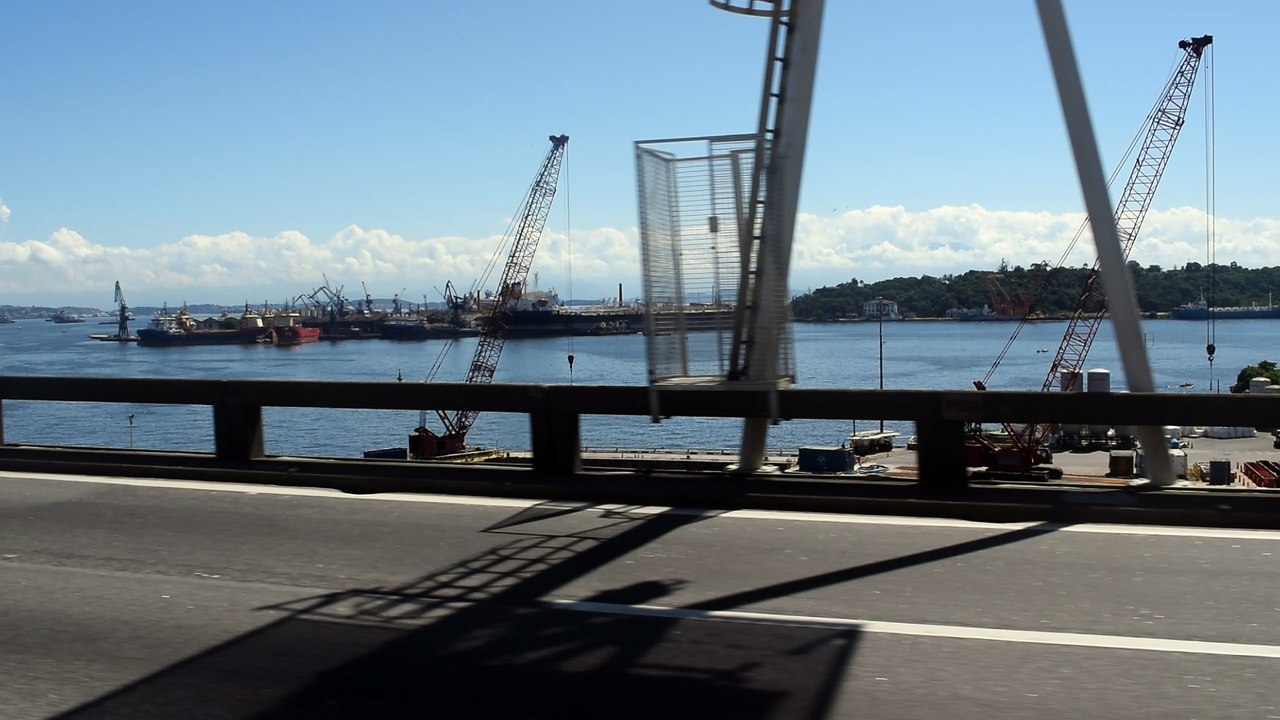 mar y puente