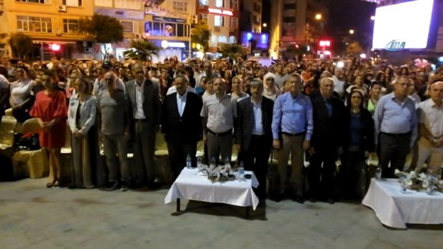 Burhaniye’de Uluslararası Halk Oyunları Şenliği coşkusu