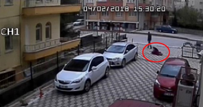 Sokak Ortasında Karısını Kurşuna Dizdi, Kayınvalidesini Yaraladı! Saldırı Anı Kamerada