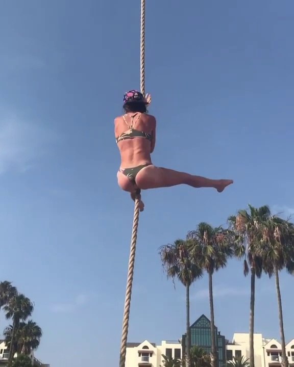 Incroyable : cette femme monte une corde à la seul force des bras