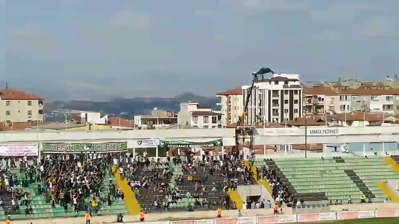 Interdit de stade, il loue une nacelle élévatrice