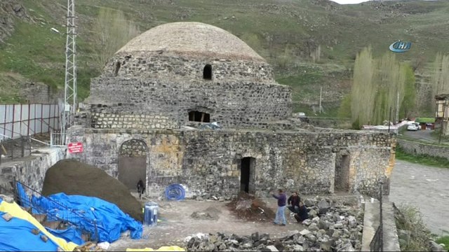 Tarihi Mazlum Ağa Hamamı duvarında Osmanlı dönemine ait yarasa kanadı figürü çıktı