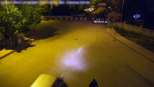 Yolun karşısına geçmeye çalışan yaşlı kadın kazadan son anda kurtuldu...Siirt’te trafik kazaları mobese kamerasında