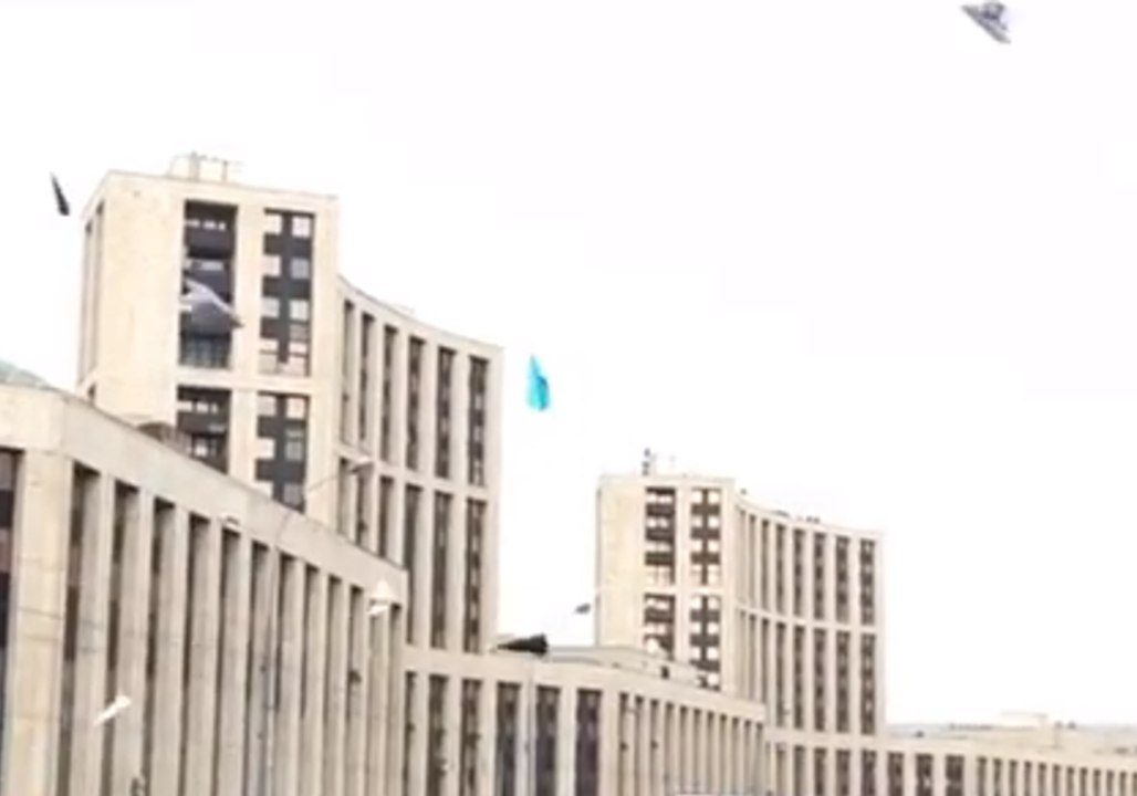 Crowd Throws Paper Planes in Moscow to Protest Internet Censorship