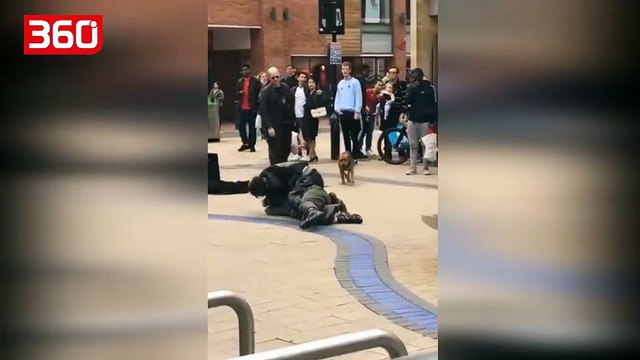 Qeni vendos të ndalojë zënkën mes 2 personave në rrugë duke bërë seks me...(360video)