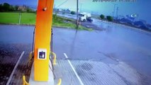 Kontrolden çıkan beton mikseri kayarak petrol istasyonuna girdi... O anlar kamerada