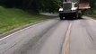 Un camion  glisse sur une colline en transportant un bulldozer !