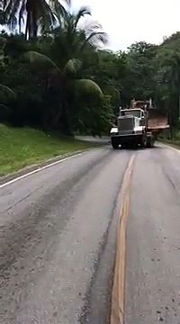 Un camion glisse sur une colline en transportant un bulldozer !