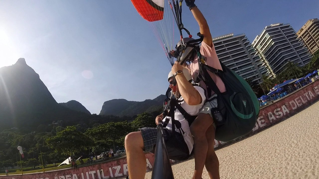 Perfect paragliding landing - Rio de Janeiro