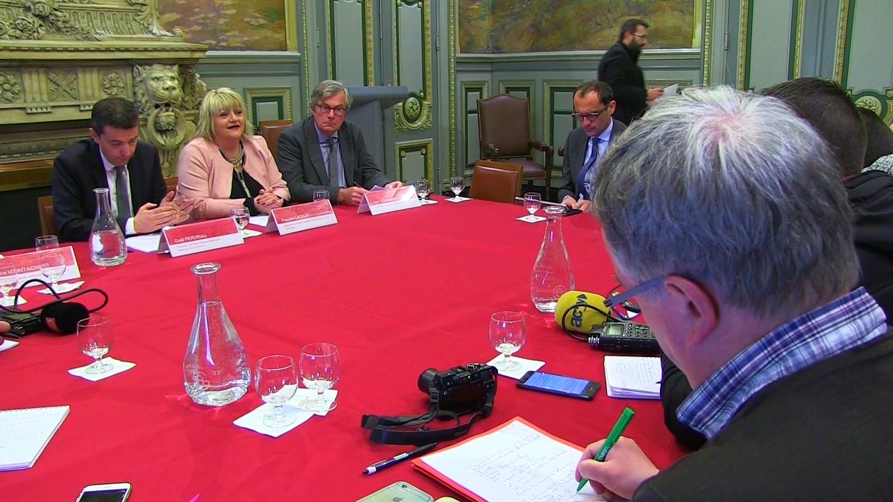 Info / Actu Loire Saint-Etienne - A la une : Le maire de Saint-Etiene encourage les commerçants stéphanois à ouvrir leur boutique entre 12h et 14h. Des réactions de clients et commerçants dans ce journal.