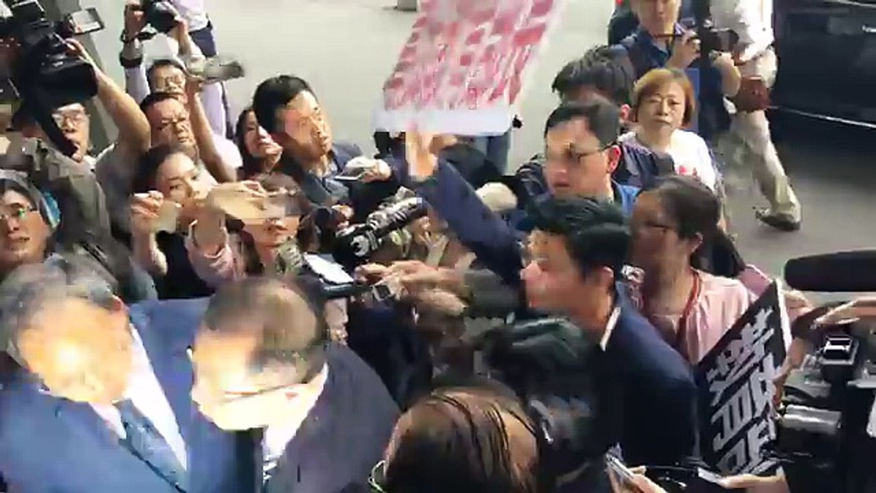 中國國民黨高舉「吳茂昆拔管，大學自治插管」、「尋找教育部長」高喊不要閃躲