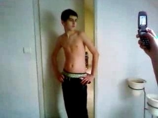 MariiuS Ki tape la pOse