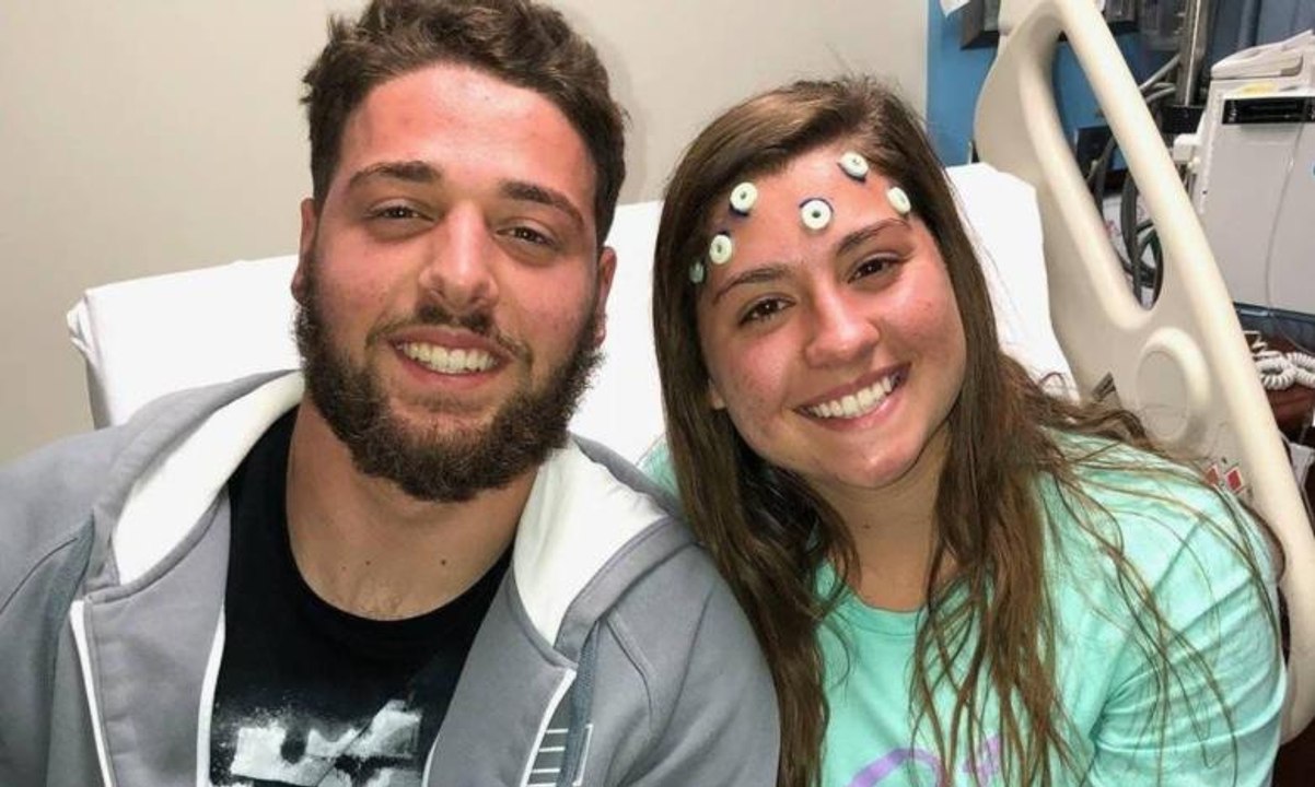 شاب يدعم شقيقته في معركتها مع المرض بطريقة مؤثرة... هكذا قصّ شعره!