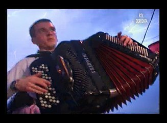 KAD HARMONIKA U DEJANOVIĆIMA SVIRA MUNJE SIJEVAJU