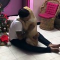 Labrador abraça seu dono após cirurgia para remover um nódulo do pescoço