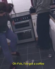 Ils se retrouvent collés au sol après avoir enlevé le lino