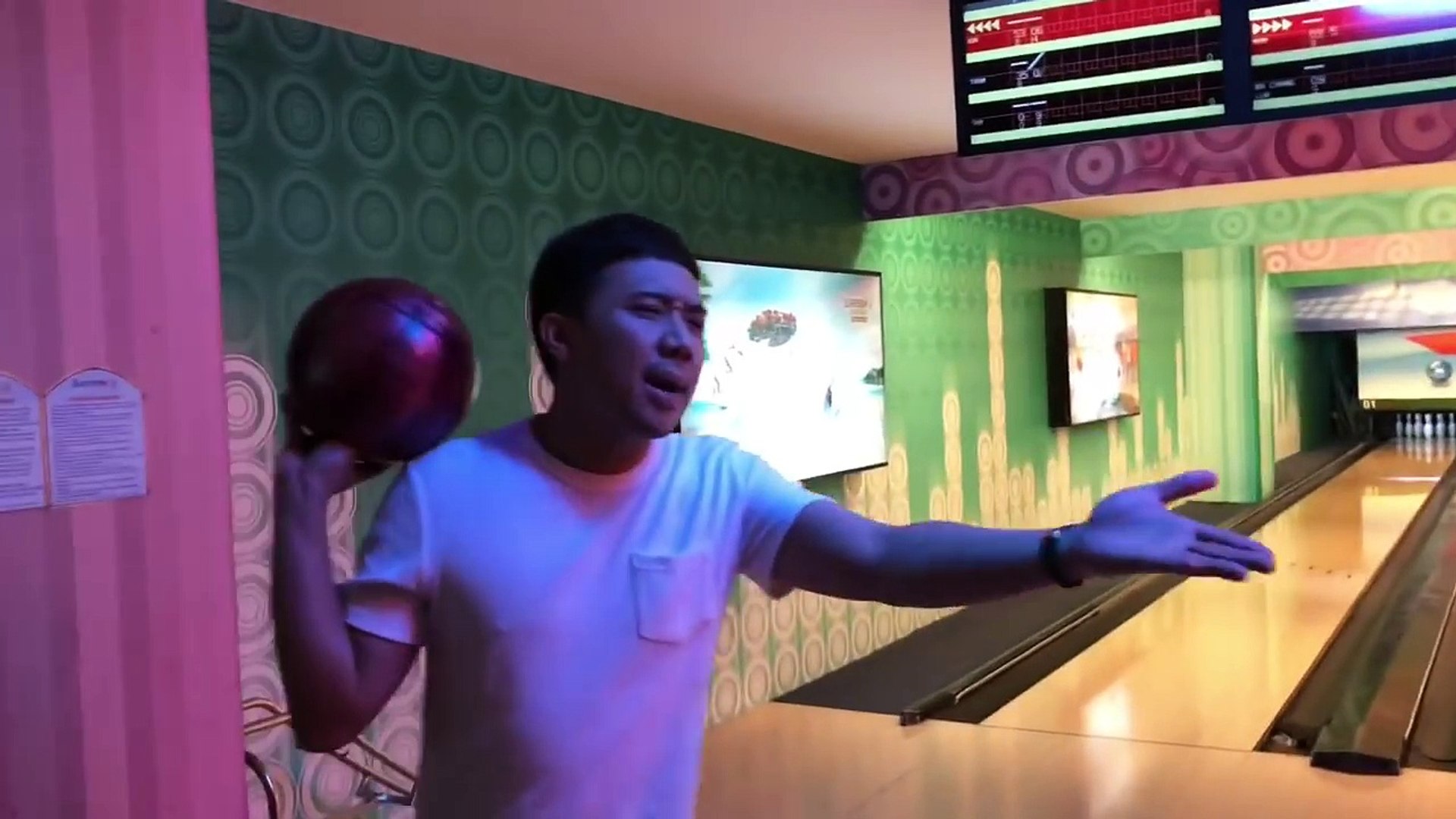 ⁣Trấn Thành hướng dẫn em vợ cách chơi bowling cực chất!!!