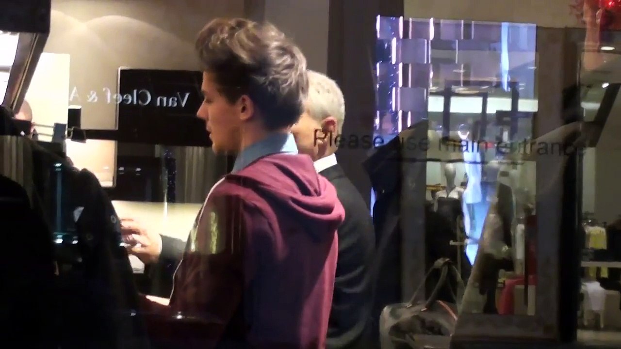 One Direction's Liam Payne And Louis Tomlinson Are So Nice To The Paps While X-Mas Shopping [2012]