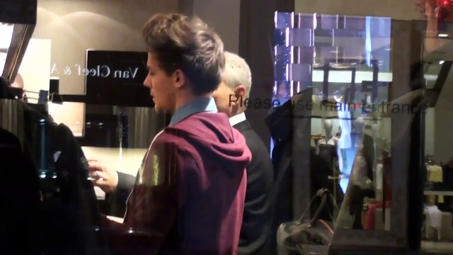 One Direction's Liam Payne And Louis Tomlinson Are So Nice To The Paps While X-Mas Shopping [2012]