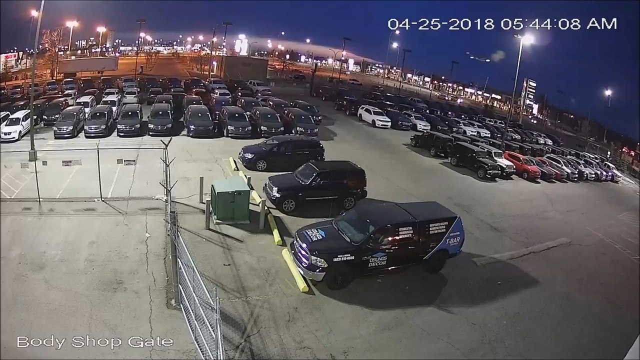 Por falta de combustible convirtió una avenida en una improvisada pista de aterrizaje