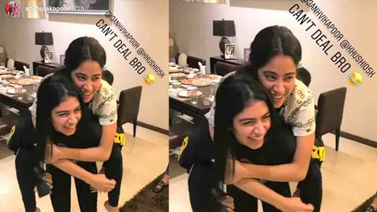 Скачать видео: Jhanvi Kapoor ENJOYS RIDE on Khushi Kapoor's back, Anshula Kapoor shares photo | FilmiBeat