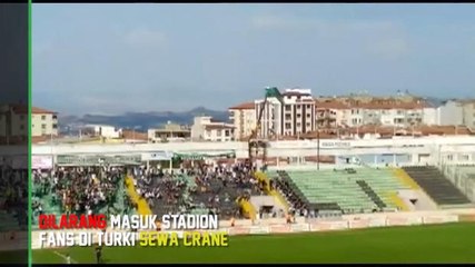 Dilarang Masuk Stadion, Fans di Turki Sewa Crane Agar Bisa Menonton Timnya