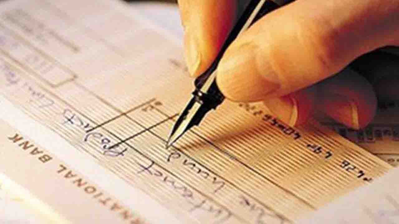 Cheque Book पर भी अब लिखना होगा Aadhar Number | वनइंडिया हिंदी
