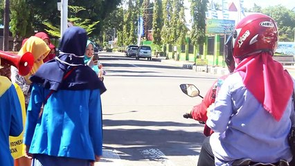 Mahasiswi Parepare Bagi Bunga Dihari Kartini