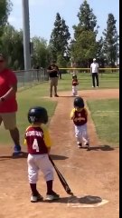 Ce gamin nargue au baseball en courant au ralenti !