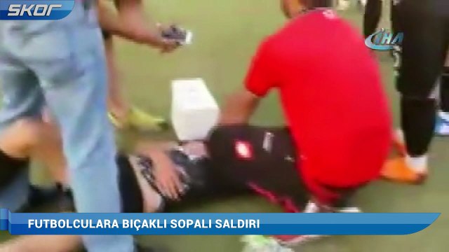 Taraftarlar bıçak sopalarla futbolculara saldırdı