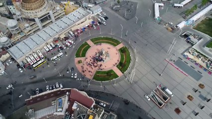 Taksim Meydanı'na Sendikaların Çelenk Bırakması Havadan Görüntülendi