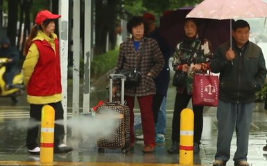 Çin'deki Yaya Geçidi Kurallara Uymayan Yayalara Su Püskürtüyor