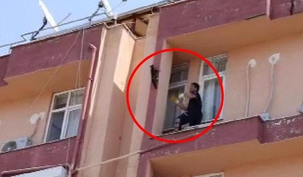 4.kattan düşmek üzere olan kedi son anda yakalandı