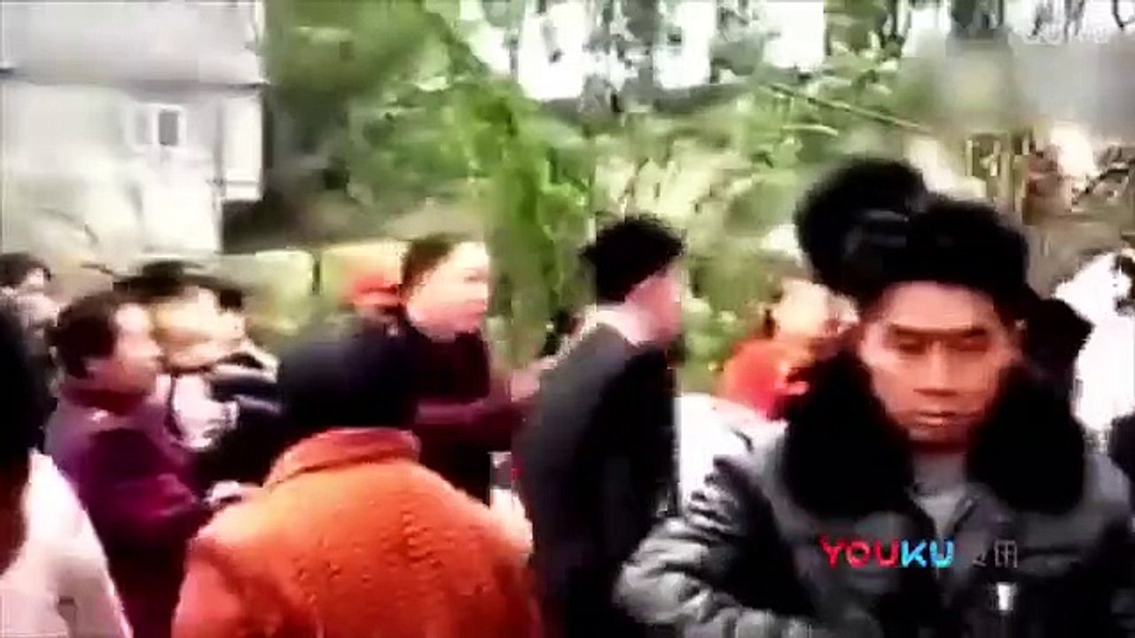 Dhëndri e nxjerr nusen me dhunë nga vetura, kur ta kuptoni arsyen do të habiteni