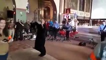 Un prêtre se lâche et entame une danse de fou dans une église