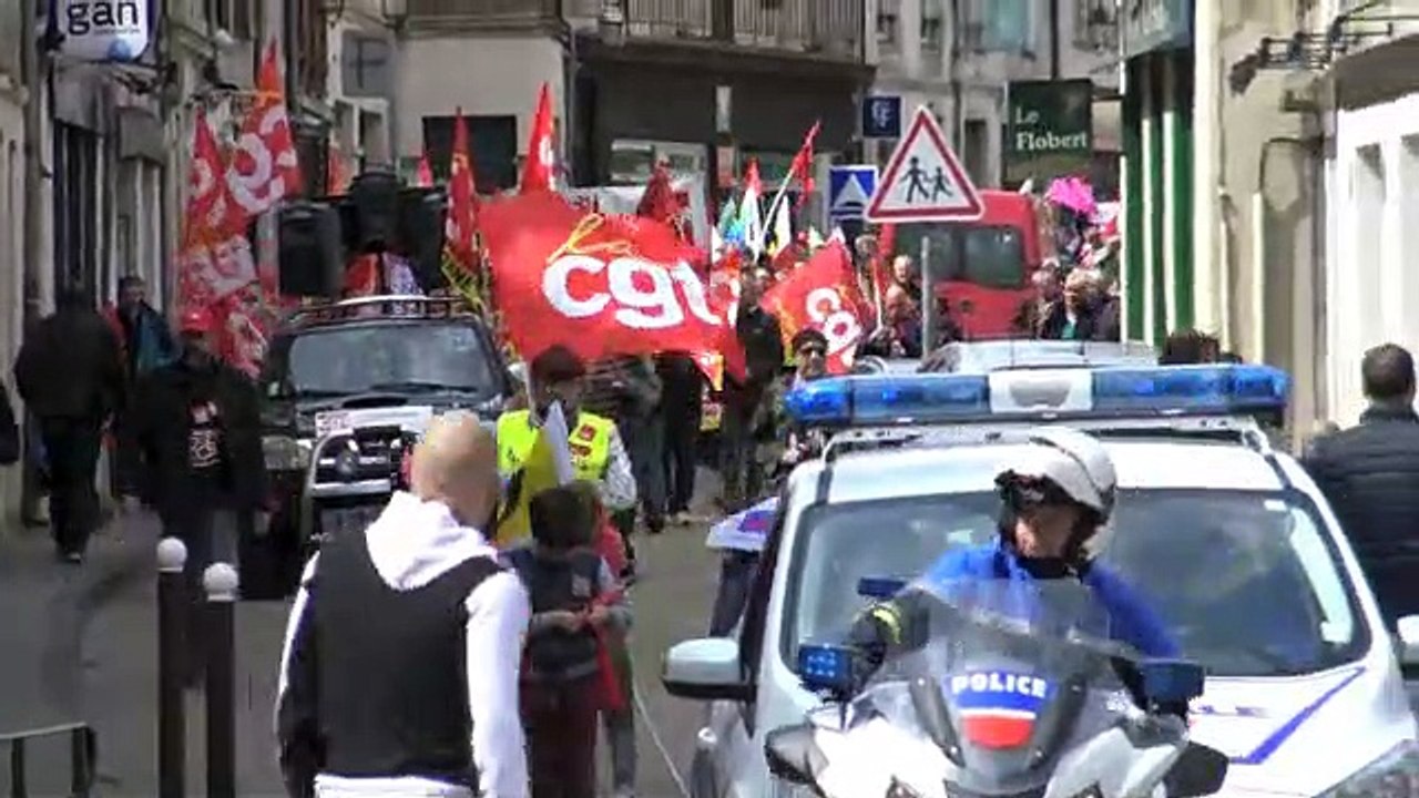 Défilé du 1 er mai à Auxerre de l'Arquebuse aux bords de l'Yonne