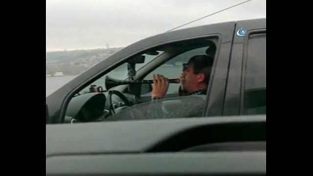 Fatih Sultan Mehmet Köprüsü'nde direksiyonu bırakıp zurna çaldı