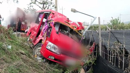 버스, 승용차와 충돌하며 밭으로 추락...8명 사망·11명 부상 / YTN