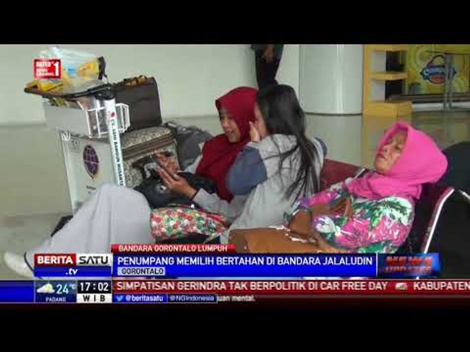 Batal Terbang, Penumpang Bertahan di Bandara Ja...